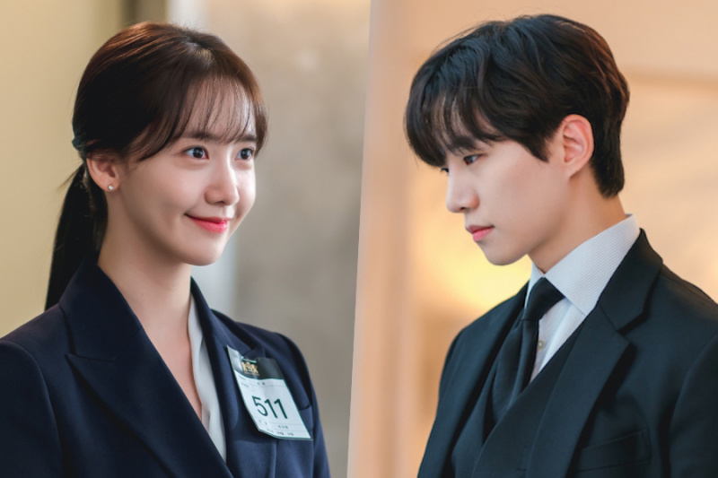 ยุนอา วง Girls’ Generation และ อีจุนโฮ วง 2PM แปลงร่างเป็นพนักงานโรงแรมที่หลงใหลในละครเรื่องใหม่ “King The Land”