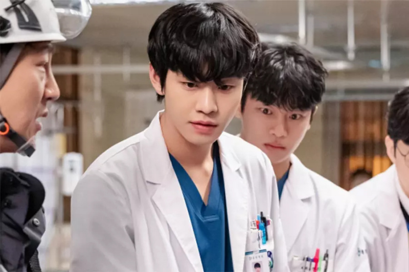 Ahn Hyo Seop zamarza na widok nieoczekiwanego pacjenta w „Dr. romantyczny 3”
