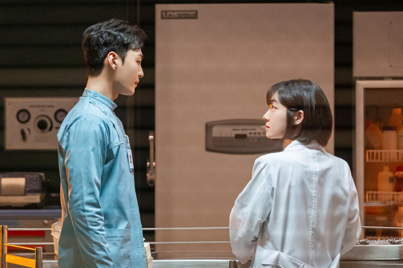 Kim Min Jae و So Ju Yeon يعمقان علاقتهما كزوجين منذ فترة طويلة في 'Dr. رومانسي 3 '