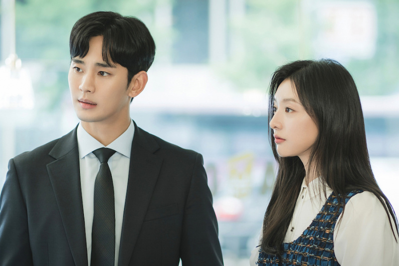 “Queen Of Tears” trêu chọc mối quan hệ hấp dẫn giữa gia đình Kim Soo Hyun và Kim Ji Won