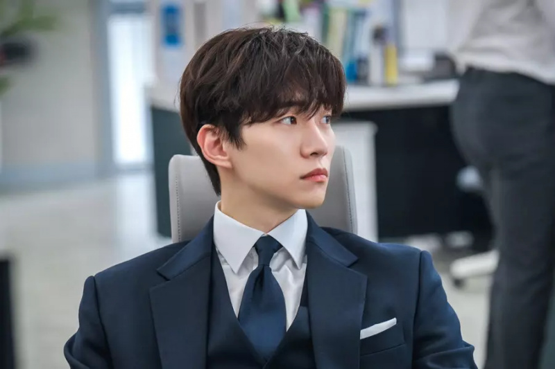 Lee Junho do 2PM tem dificuldade em fingir não ser o filho do presidente em seu primeiro dia de trabalho em “King The Land”