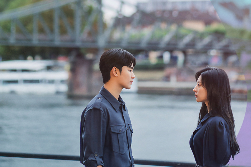 KIm Soo Hyun og Kim Ji Won er et par, der oplever ægteskabets op- og nedture i plakater med 'Queen Of Tears'