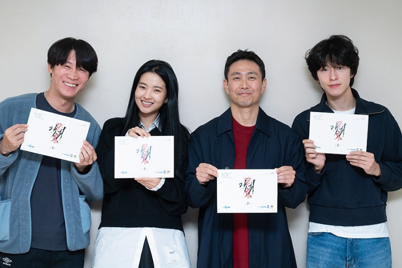 Tonton: Kim Tae Ri, Oh Jung Se, dan Lainnya Berkumpul Pada Pembacaan Naskah Pertama Untuk Thriller Misteri Mendatang “Revenant”