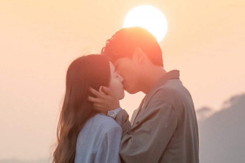 2PM-এর Taecyeon এবং Won Ji একটি শেয়ার করুন মুগ্ধকর সূর্যাস্ত চুম্বন 'হার্টবিট' এর চূড়ান্ত পর্বে