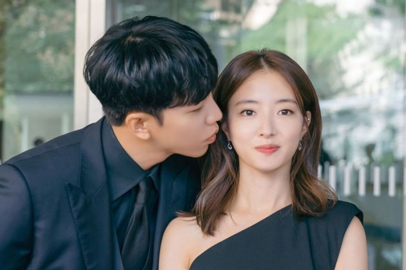 Lee Seung Gi и Lee Se Young се наслаждават на тръпката от бърза целувка в „The Law Cafe“