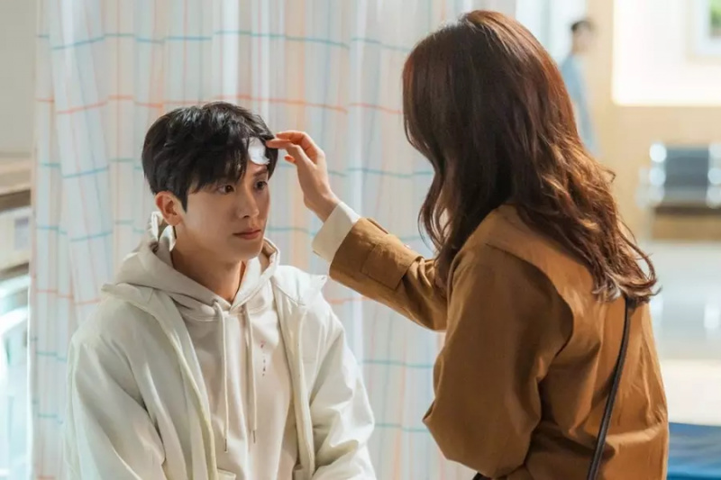 Park Shin Hye sa rozplakala nad zraneným parkom Hyung Sik vo filme „Doctor Slump“