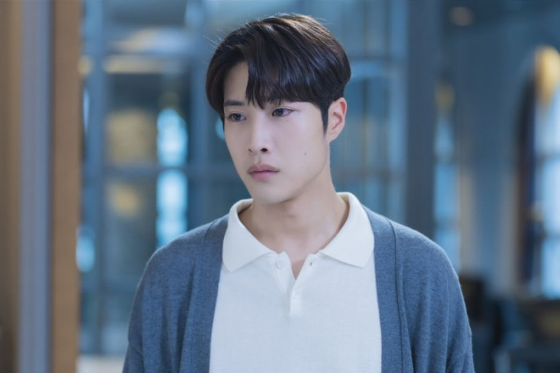 李钟元谈到在新奇幻剧《金汤匙》中饰演 BTOB 陆星材的嫉妒对象