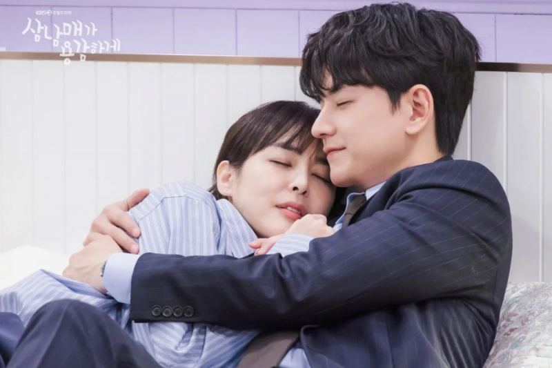 Im Joo Hwan e Lee Ha Na vengono sorpresi a coccolarsi a letto in 'Three Bold Siblings'