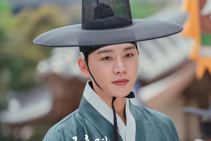 Kim Woo Seok is zowel het onderwerp als de vriend van Kim Young Dae in 'The Forbidden Marriage'