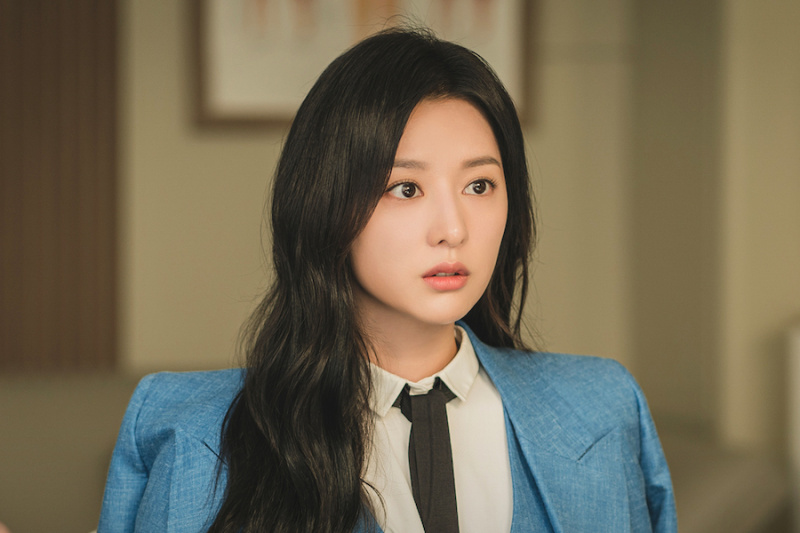 Kim Ji Won, Kim Soo Hyun'la Olan Kimyasını, 'Queen Of Tears' Karakterini Şekillendirmeyi ve Daha Fazlasını Anlattı