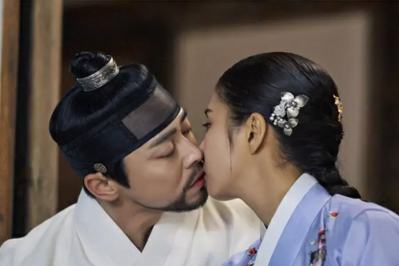 Shin Se Kyung finalmente besa a Jo Jung Suk mientras estaba vestida de mujer en “Captivating The King”