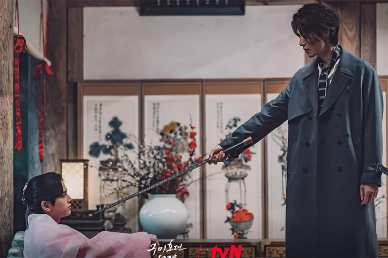 李栋旭在《九尾传1938》中拔剑对抗THE BOYZ的英勋
