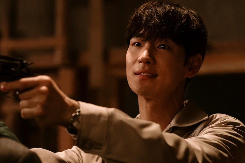 Hindi Nawawala ang Ngiti ni Lee Je Hoon Kahit Sa mga Krisis Sa Paparating na Drama na “Chief Detective 1958”