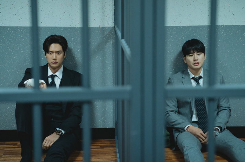 Na In Woo i Lee Yi Kyung znaleźli się za kratami w „Marry My Husband”