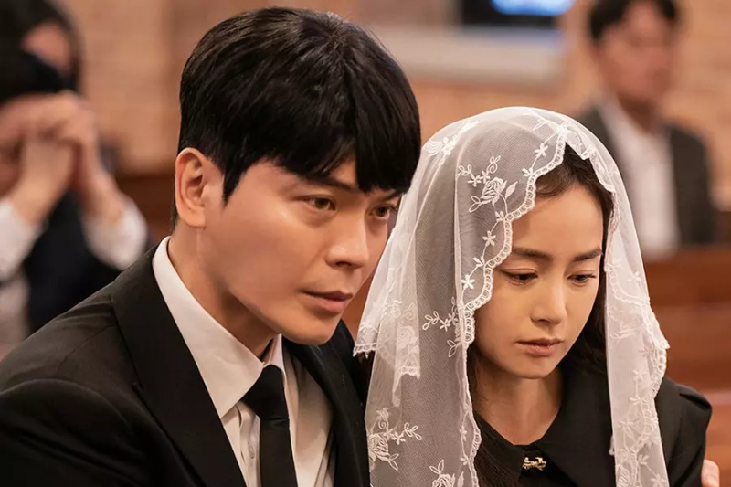 Kim Sung Oh, 'Lies Hidden In My Garden'da Korkmuş Kim Tae Hee'yi Sakinleştirmeye Çalışıyor
