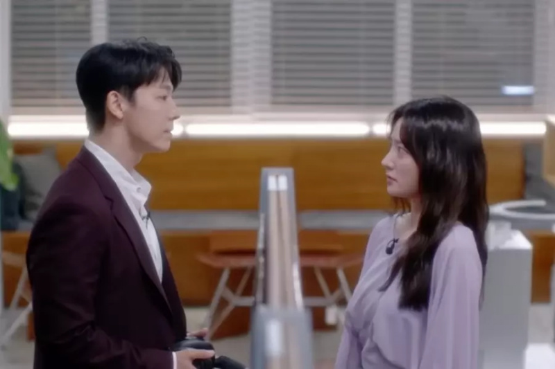 Дивіться: Donghae з Super Junior викидає пісню друга дитинства Ha Yoon з Random Reunion у майбутньому Rom-Com