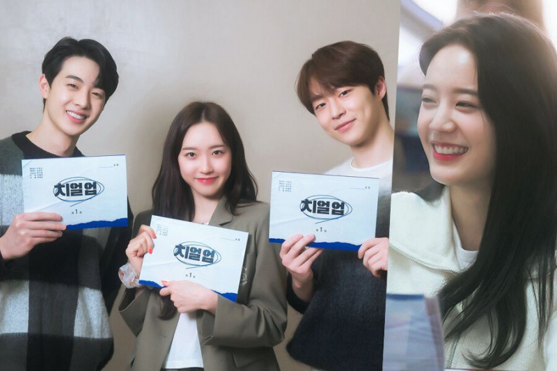 Han Ji Hyun, Bae In Hyuk, Kim Hyun Jin, Jang Gyuri e altri condividono energia positiva durante la lettura del copione per il nuovo mistero Rom-Com