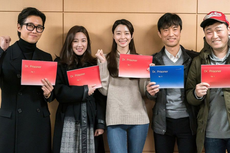 Namgoong Min, Hello Venus's Nara, এবং আরও অনেক কিছু নতুন মেডিকেল নাটকের প্রথম স্ক্রিপ্ট পড়ার জন্য জড়ো হচ্ছে