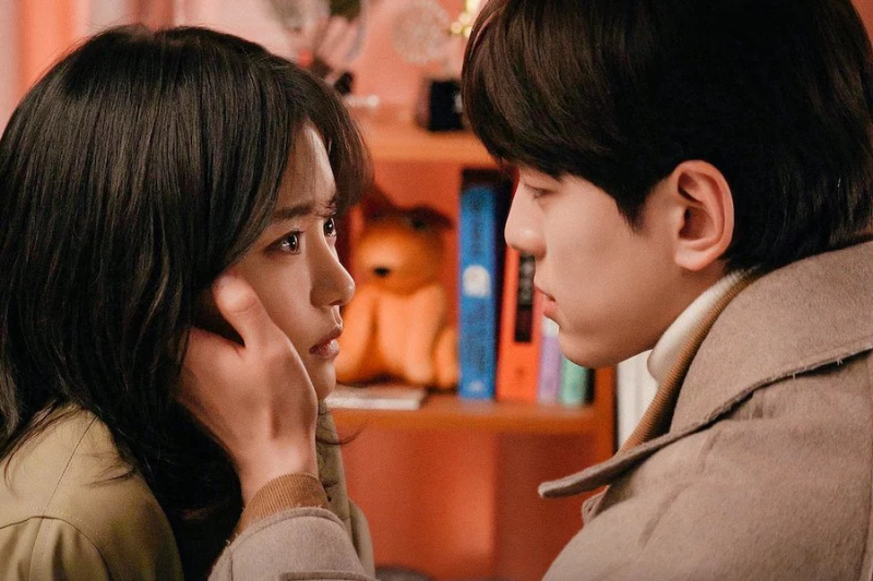 Go Bo Gyeol ja Kim Min Kyu jakavat intiimin hetken elokuvassa 'The Heavenly Idol'