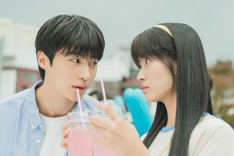 Kim Hye Yoon teilt im kommenden Liebesdrama „Lovely Runner“ herzzerreißenden Blickkontakt mit ihrer Vorliebe Byun Woo Seok