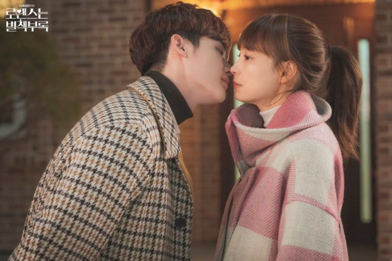 Lee Jong Suk и Lee Na Young са само на секунди от целувка в „Romance Is A Bonus Book“