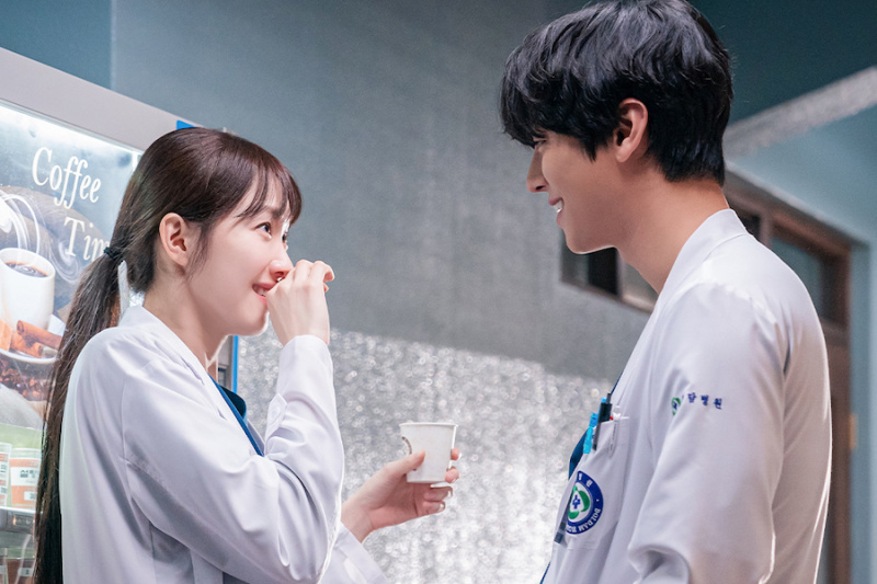 Lee Sung Kyung и Ahn Hyo Seop демонстрират дълготрайни емоции на двойки в „Dr. Романтичен 3”