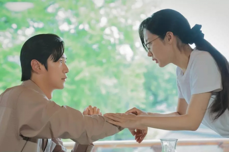 Park Min Young jaučia romantišką įtampą su savo bosu Na In Woo filme „Marry My Husband“