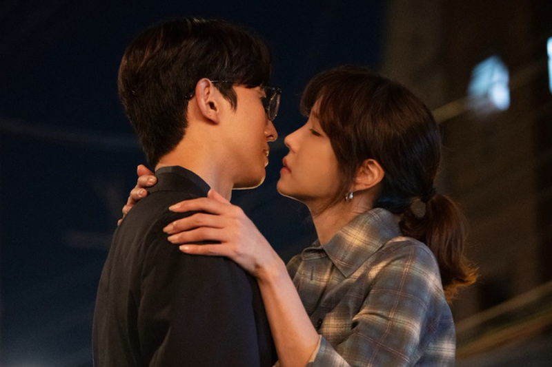 Lee Ji Ah e Kang Ki Young se aproximam para um beijo em “Queen Of Divorce”