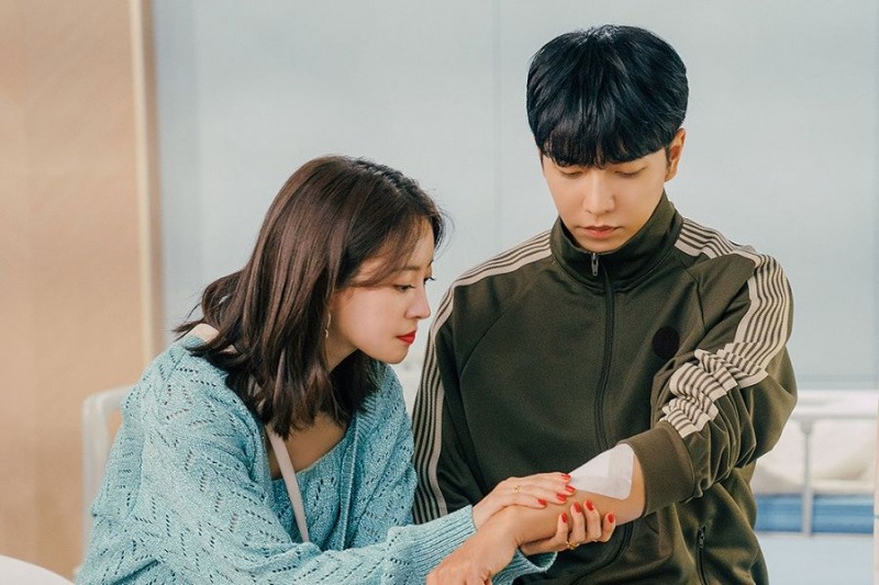 Lee Seung Gi và Lee Se Young chém gió trong phòng cấp cứu trên 'The Law Cafe'