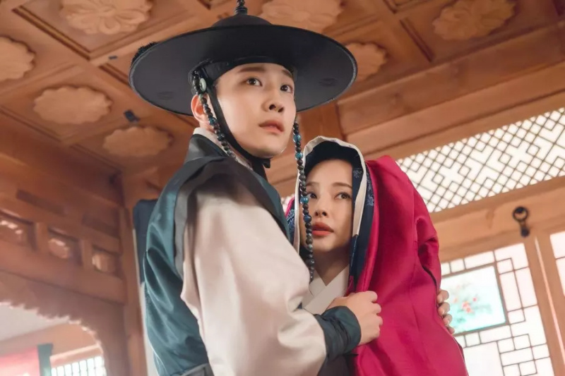 Honey Lee Menjadi Bingung Setelah Lee Jong Won Merangkulnya Dalam “Knight Flower”