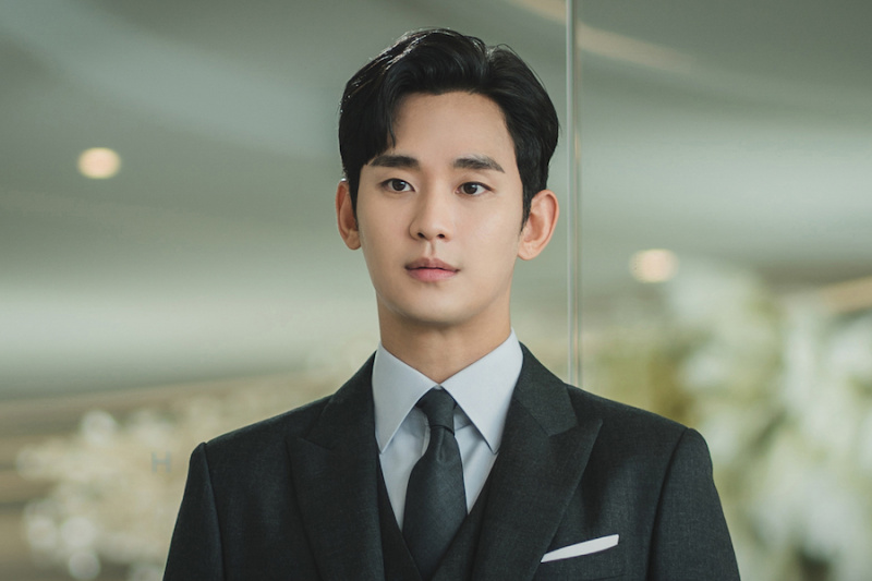 Kim Soo Hyun, “Queen Of Tears”da Kim Ji Won'un Kusursuz Kocasına Dönüşüyor