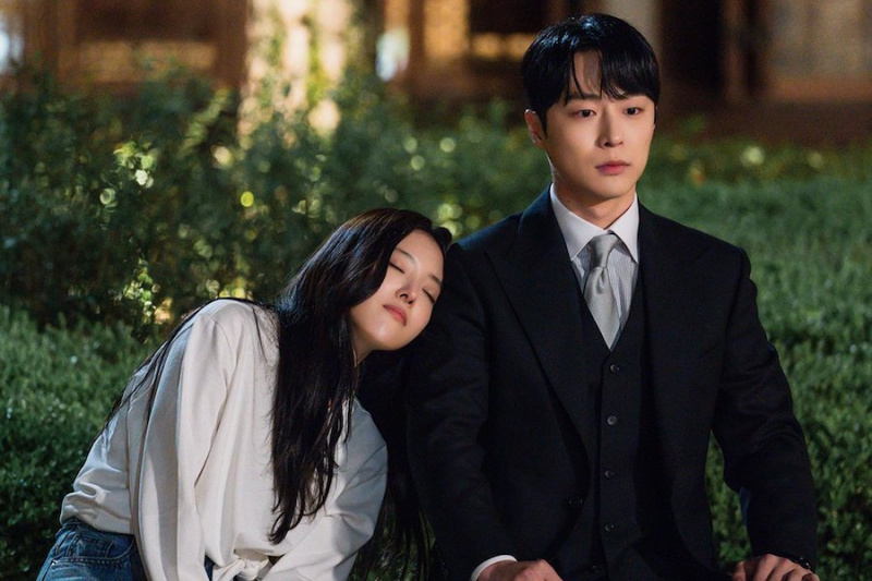 Lee Se Young leunt op Bae in Hyuks schouder in 'The Story Of Park's Marriage Contract'