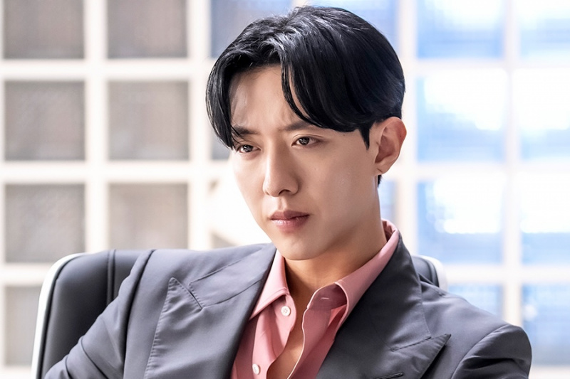 CNBLUEs Lee Jung Shin forvandles til en genial administrerende direktør som driver Koreas portal nr. 1 i «The Escape Of The Seven: Resurrection»