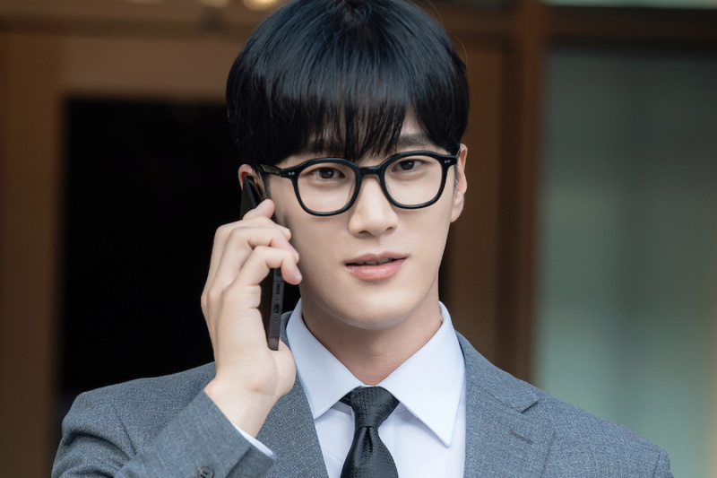 Ahn Bo Hyun napravio drastičnu transformaciju iz ekstravagantnog Chaebola u običnog građanina u filmu 'Flex x Cop'