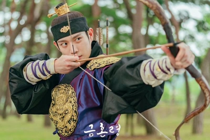 Kim Young Dae je kralj opsjednut svojom pokojnom suprugom Kim Min Ju iz IZ*ONE-a u 'Zabranjenom braku'