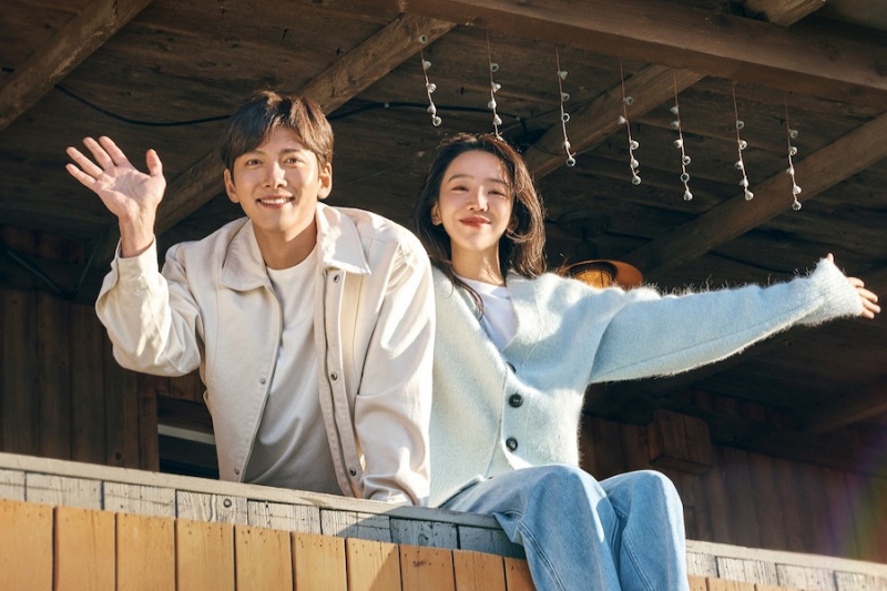 Ji Chang Wook dan Shin Hye Sun dengan Hangat Menyambut Para Tamu di Jeju dalam Poster Drama Baru