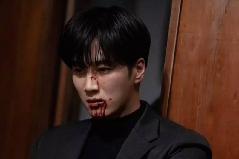 Ahn Bo Hyun ține un pistol în timp ce este acoperit de sânge în finalul sezonului „Flex X Cop”