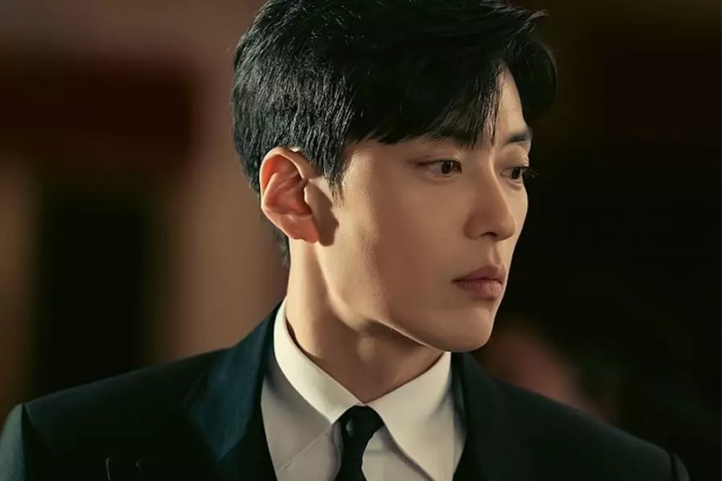 Jang Seung Jo, 'Grabbed By The Collar' Dizisindeki Rol Arkadaşları Kim Ha Neul ve Yeon Woo Jin ile Çalışmasından Bahsetti