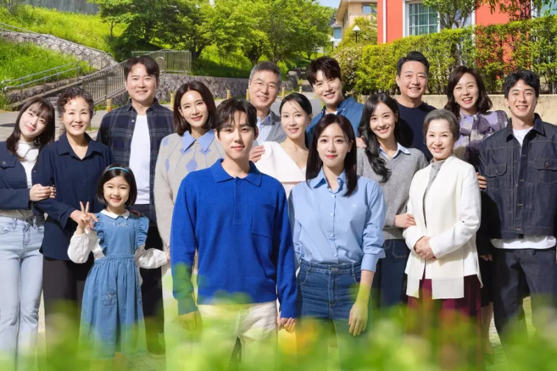 ครอบครัวของฮัมอึนจอง (Ham Eun Jung) วง T-ara และเบคซองฮยอน (Baek Sung Hyun) รวมตัวกันสร้างกลุ่มม็อบที่วุ่นวายในละครเรื่องใหม่ “Suji And Uri”