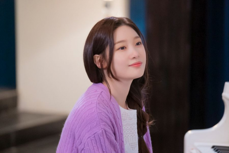 Jung Chaeyeon strahlt als Chaebol-Erbin in „The Golden Spoon“ mit Yook Sungjae von BTOB vor positiver Energie
