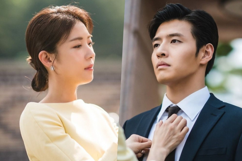 Ha Ji Won fikser kærligt Kang Ha Neuls slips, mens han gør sig klar til arbejde sammen i 'Curtain Call'
