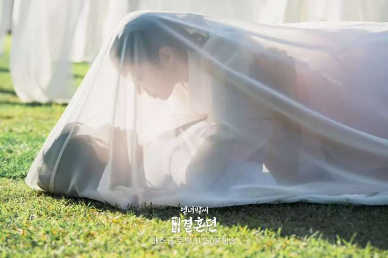 Sina Bae In Hyuk at Lee Se Young ay nagbahagi ng isang Romantikong sandali sa 'The Story of Park's Marriage Contract'