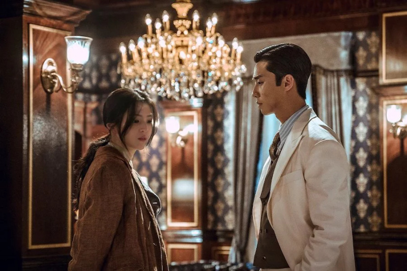 Park Seo Joon dan Han So Hee Berjuang Untuk Bertahan Hidup Melawan Masa Kegelapan Dalam “Gyeongseong Creature”