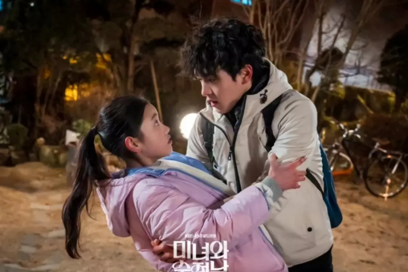 “Beauty And Mr. Romantic” muestra un adelanto del primer encuentro de Im Soo Hyang y Ji Hyun Woo cuando eran niños