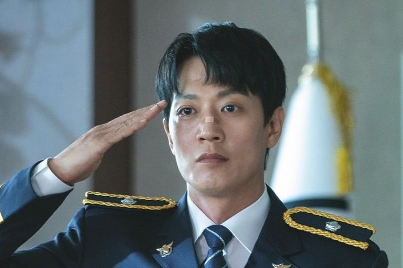 Kim Rae Won je legendárny policajný dôstojník, ktorý sa hlási do služby v „Prvých respondentoch“
