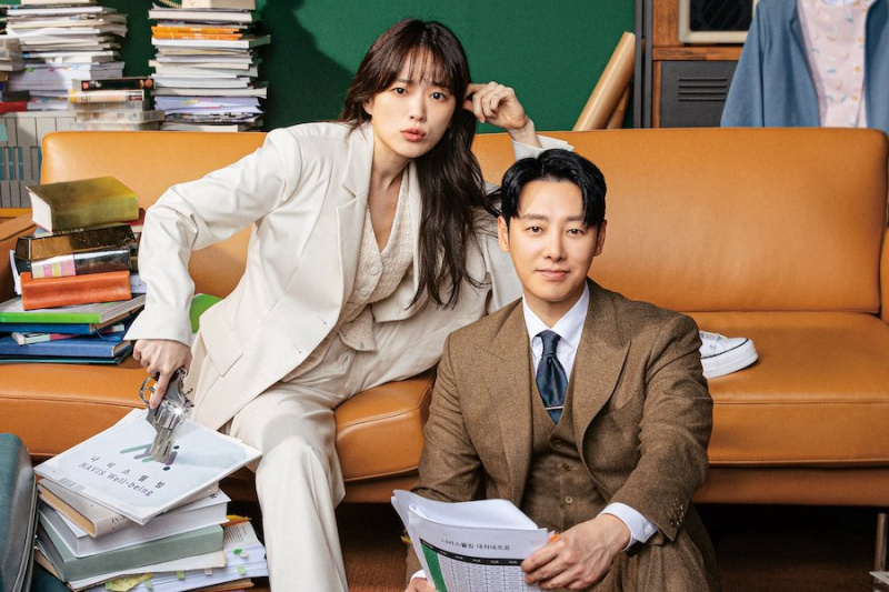 Chun Woo Hee e Kim Dong Wook investigam o pôster 'Deliciosamente enganoso'