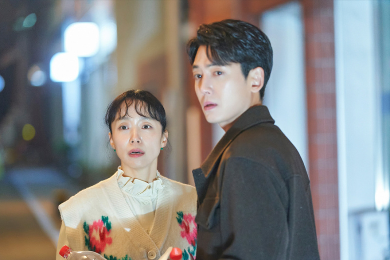 Jung Kyung Ho và Jeon Do Yeon đối mặt với hậu quả bị bắt quả tang trong “Crash Course In Romance”