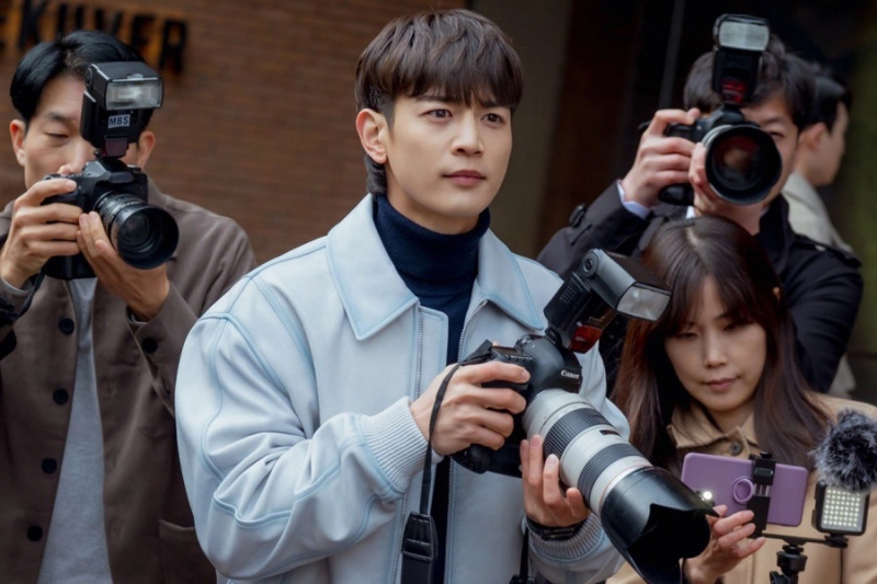 샤이니 민호는 '패뷸러스'에 대한 열정은 없지만 열심히 사진을 찍는다.