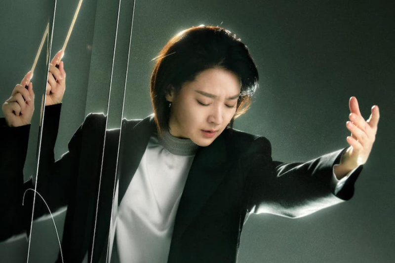 Lee Young Ae se spremeni v karizmatičnega dirigenta orkestra s skrivnostmi v novi drami 'Maestra: Strune resnice'