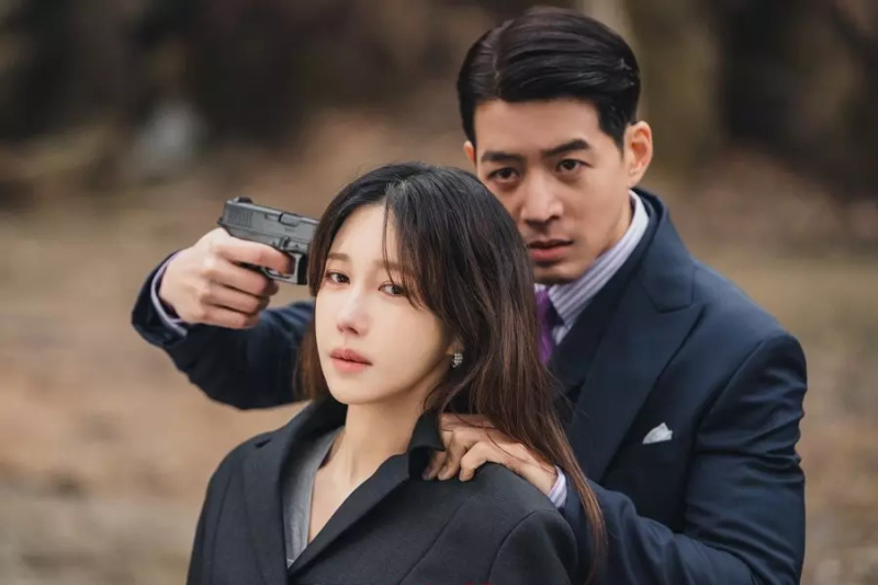 Lee Sang Yoon îl ține pe Lee Ji Ah sub acțiunea armei în finala climatică „Pandora: Beneath The Paradise”